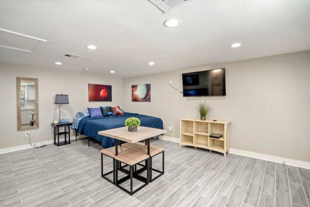 Cosmic Studio At North Downtown Villa ฮูสตัน ภายนอก รูปภาพ